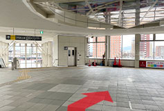 JR山形駅の改札出ましたら左手方向へお進み、「霞城セントラル前」へお進みください。